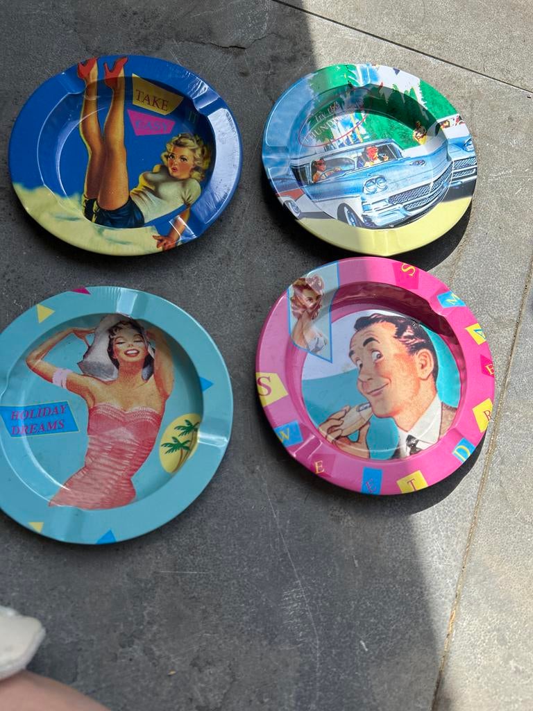 Set van 4 retro asbakken met pin-up en auto designs, Ophalen of Verzenden, Zo goed als nieuw