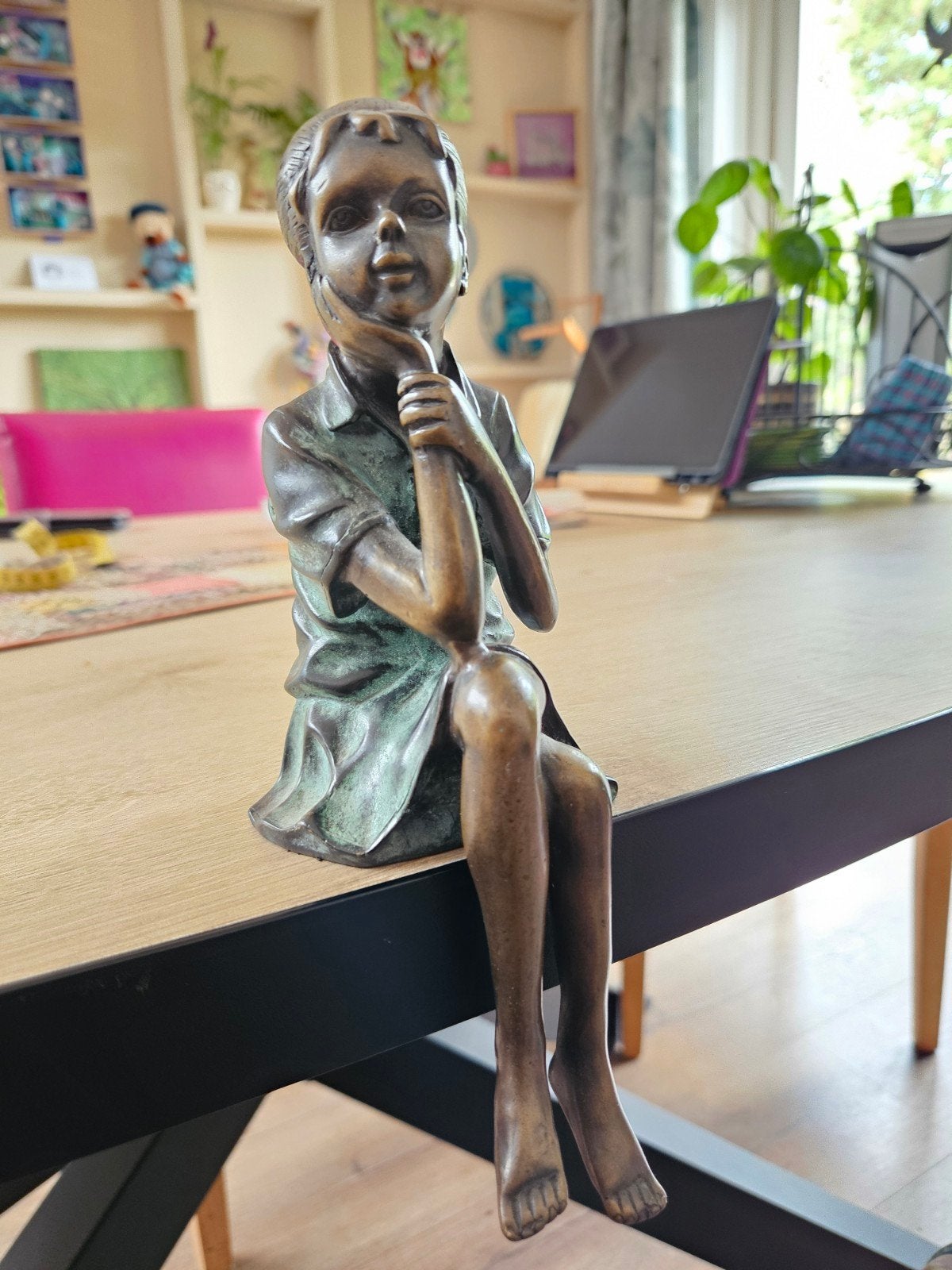 Idyl bronzen beeldje van zittend meisje, Ophalen of Verzenden