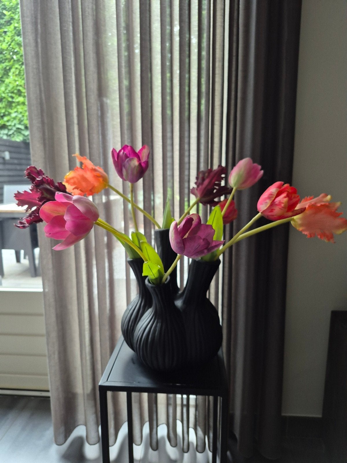 Mat Zwarte Tulpenvaas 30 cm hoog, Huis en Inrichting, Woonaccessoires | Vazen, Ophalen of Verzenden, Zo goed als nieuw, Inclusief decoratie