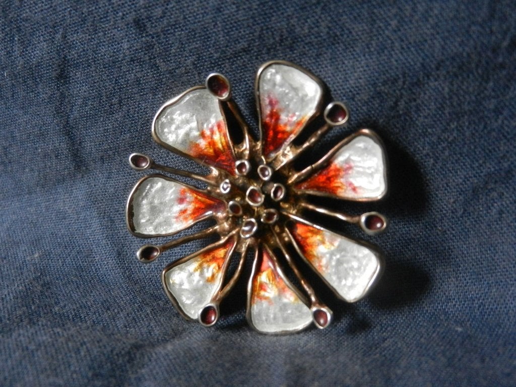 Prachtige bloemvormige broche zilver m email David Andersen, Ophalen of Verzenden, Zilver, Broche, Verguld