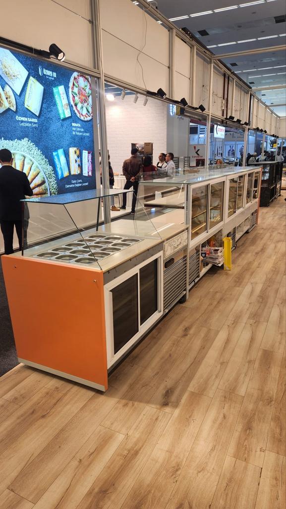 Bakkerij Toonbank 6.5m | Koelvitrine + Saladebar | Showroom, Zakelijke goederen, Maatwerk, 3044AS, Koelen en Vriezen, Ophalen of Verzenden