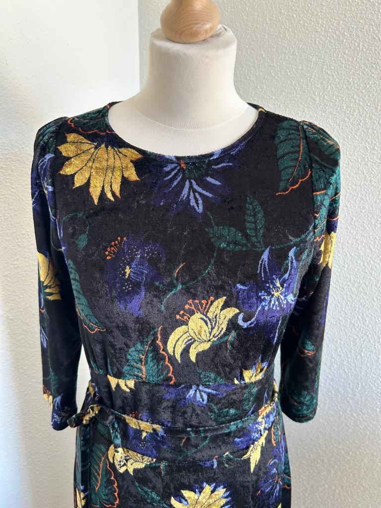 King Louie maat M midi lange fluwelen bloemen jurk 2469, Kleding | Dames, Jurken, Maat 38/40 (M), Zwart, Ophalen of Verzenden