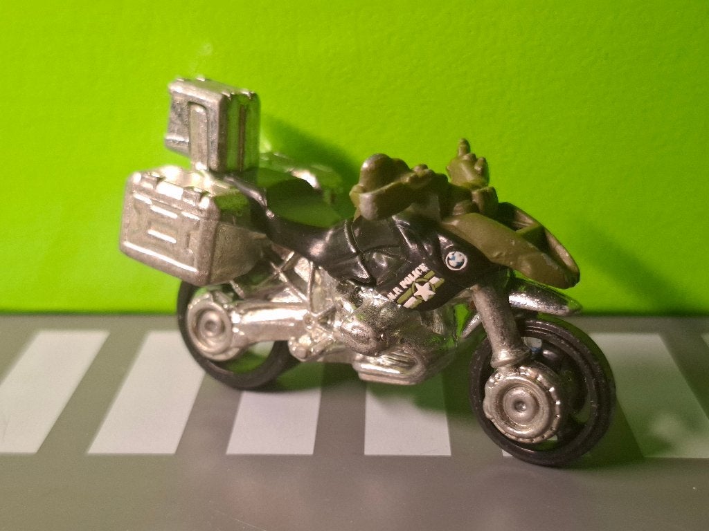 Matchbox - BMW R1200 GS Military Police [groen] 1/50, Hobby en Vrije tijd, Modelauto's | Overige schalen, Ophalen of Verzenden