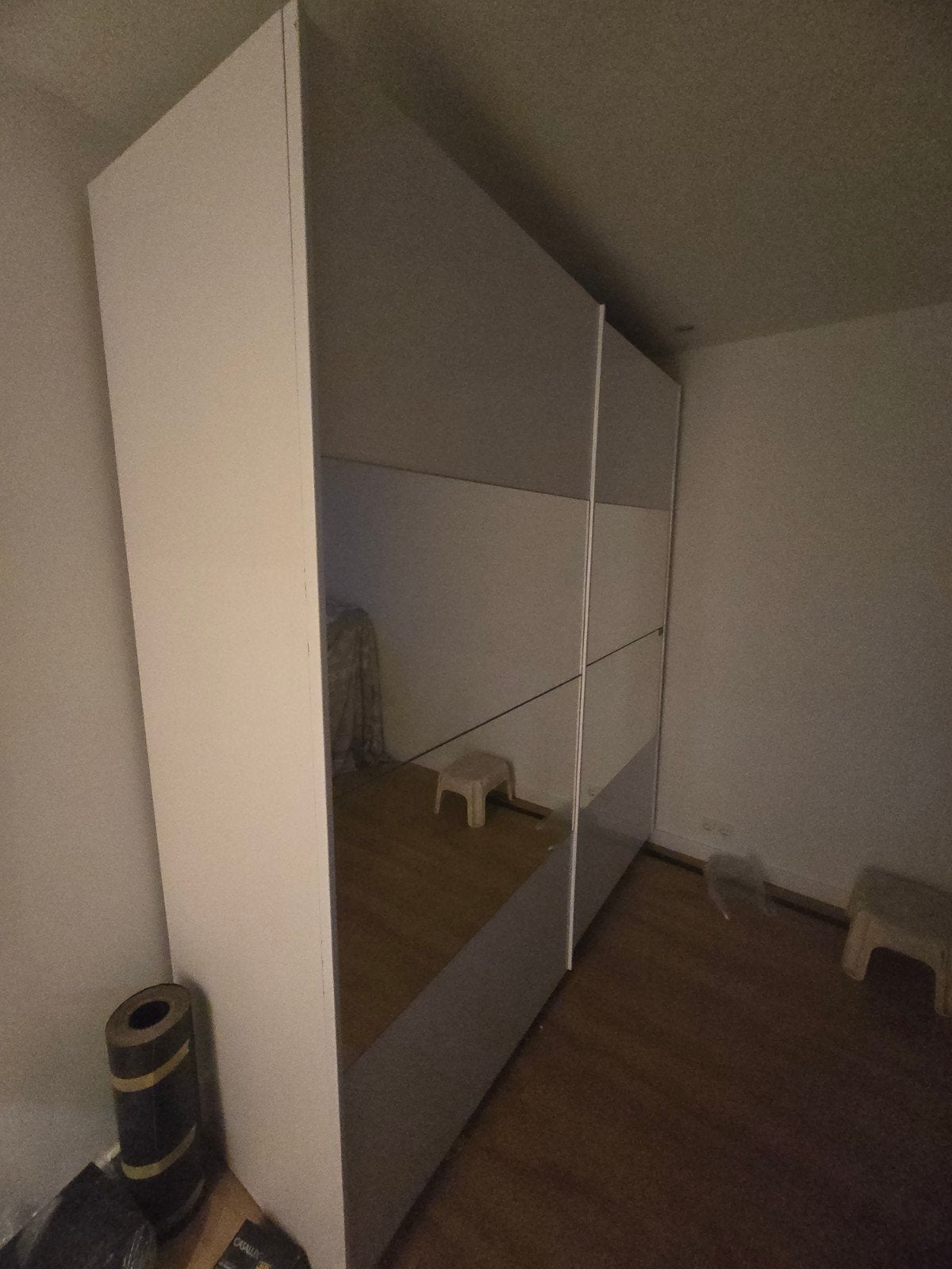 Grote kledingkast met schuifdeuren en spiegel, Gebruikt, Met plank(en), 150 tot 200 cm, Ophalen of Verzenden