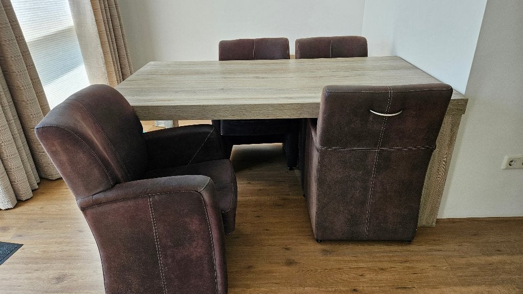Eetkamerstoelen met 4 stoelen en wieltjes, Huis en Inrichting, Stoelen, Ophalen, Modern, Comfortabel, Gebruikt, Bruin