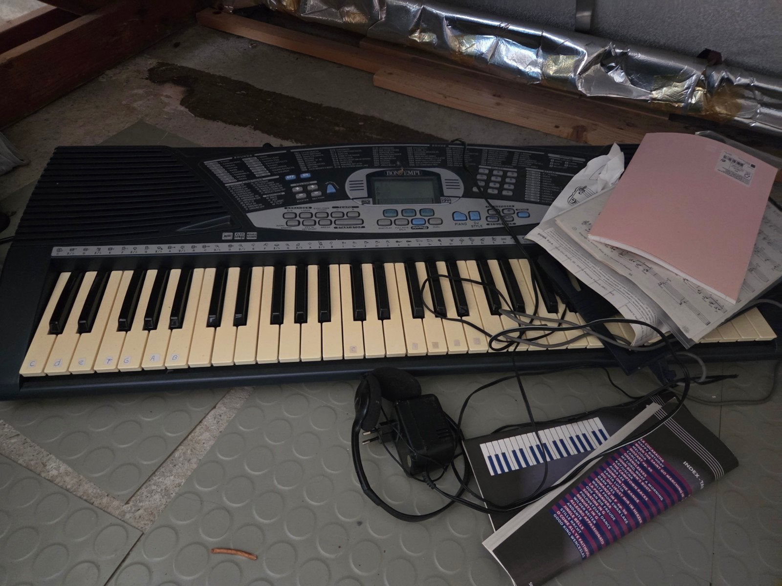 Keyboard met standaard, muziekboeken en microfoon, Ophalen of Verzenden