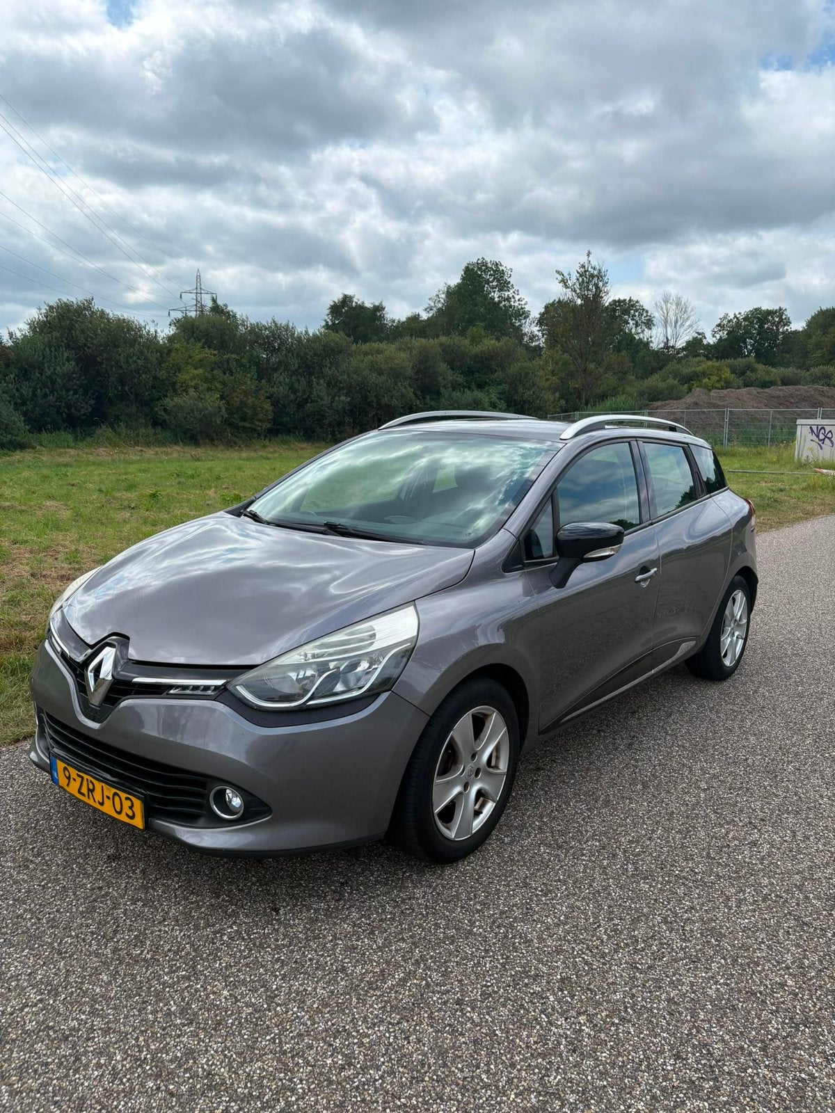 Renault Clio Energy TCe 90pk S&S 2015 Grijs, Auto's, Renault, Voorwielaandrijving, 898 cc, Origineel Nederlands, Handgeschakeld