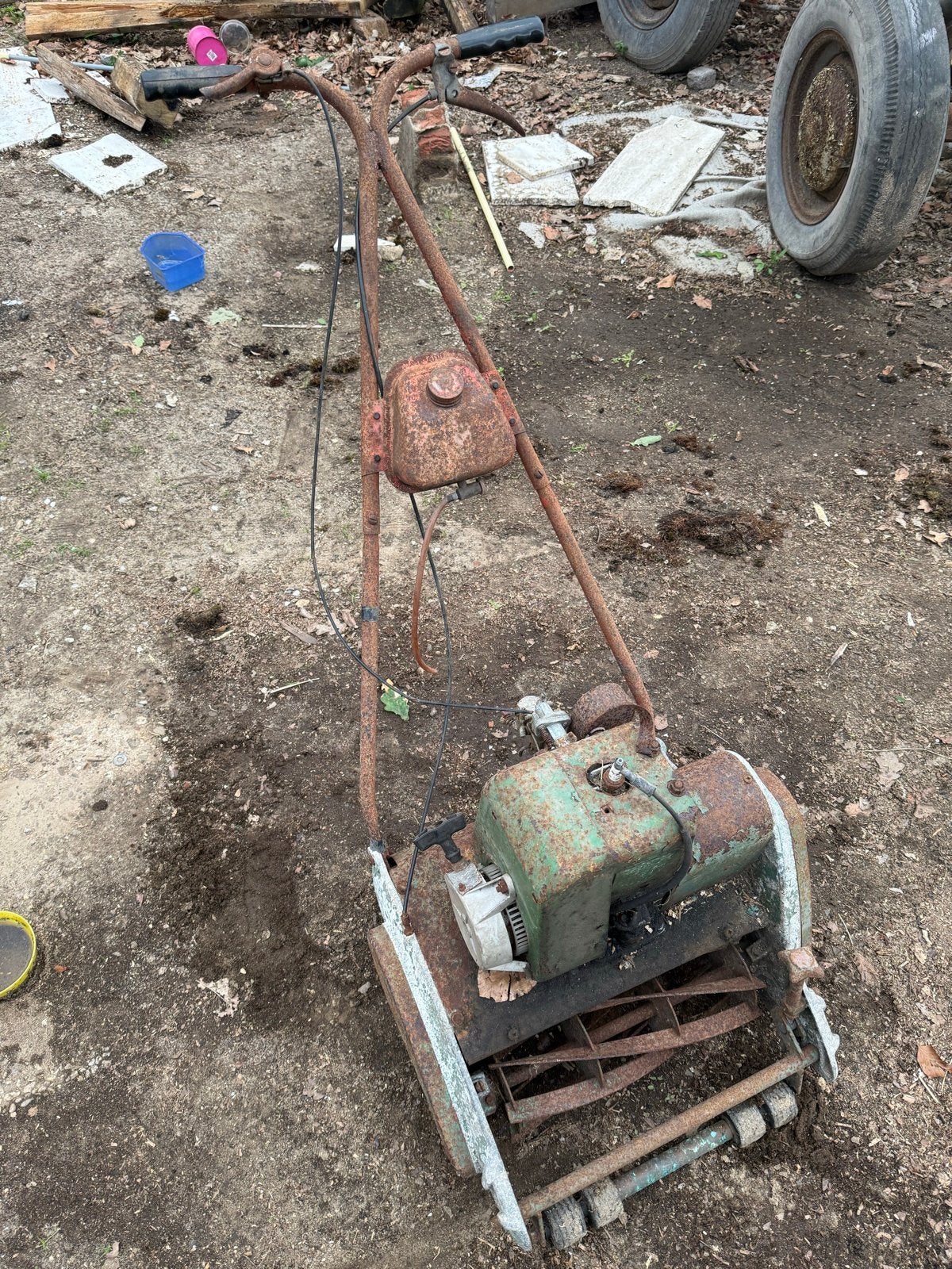 Oude roestige grasmaaier, decoratie of restauratie, Tuin en Terras, Ophalen, Gebruikt, Benzine-grasmaaier, 30 t/m 39 cm