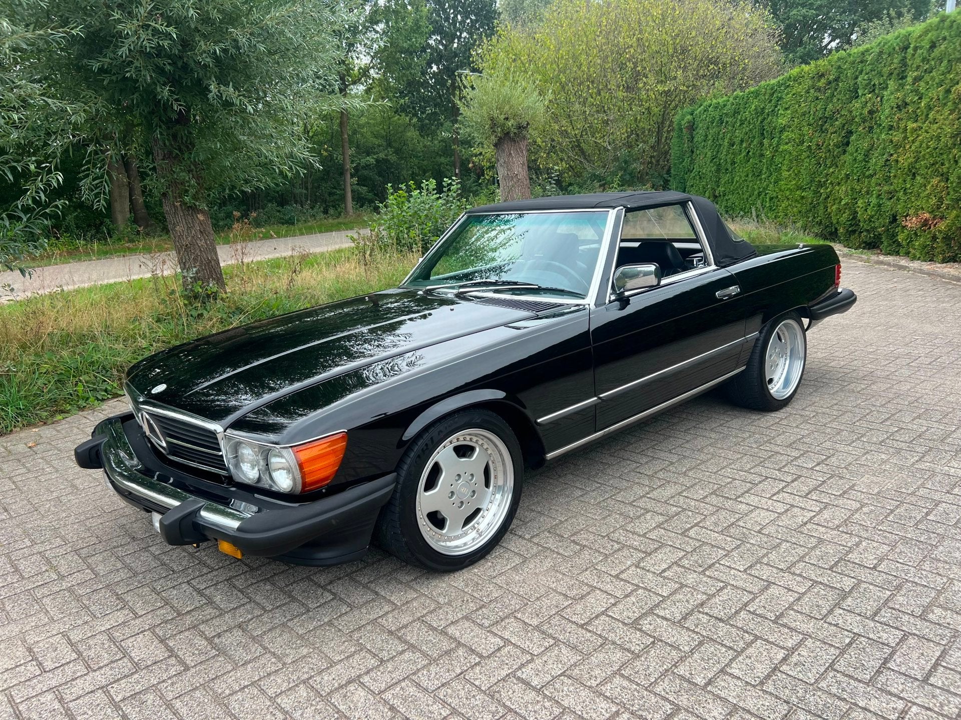Mercedes-Benz 560 SL AIRCO 1E LAK ZWART ZEER MOOI, Auto's, Metallic lak, Gebruikt, 8 cilinders, Overige carrosserieën
