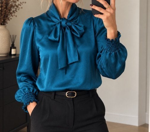 Mooie petrol satijnen damesblouse met strik – MWL, Maat 38/40 (M), Blauw, Ophalen of Verzenden, Zo goed als nieuw