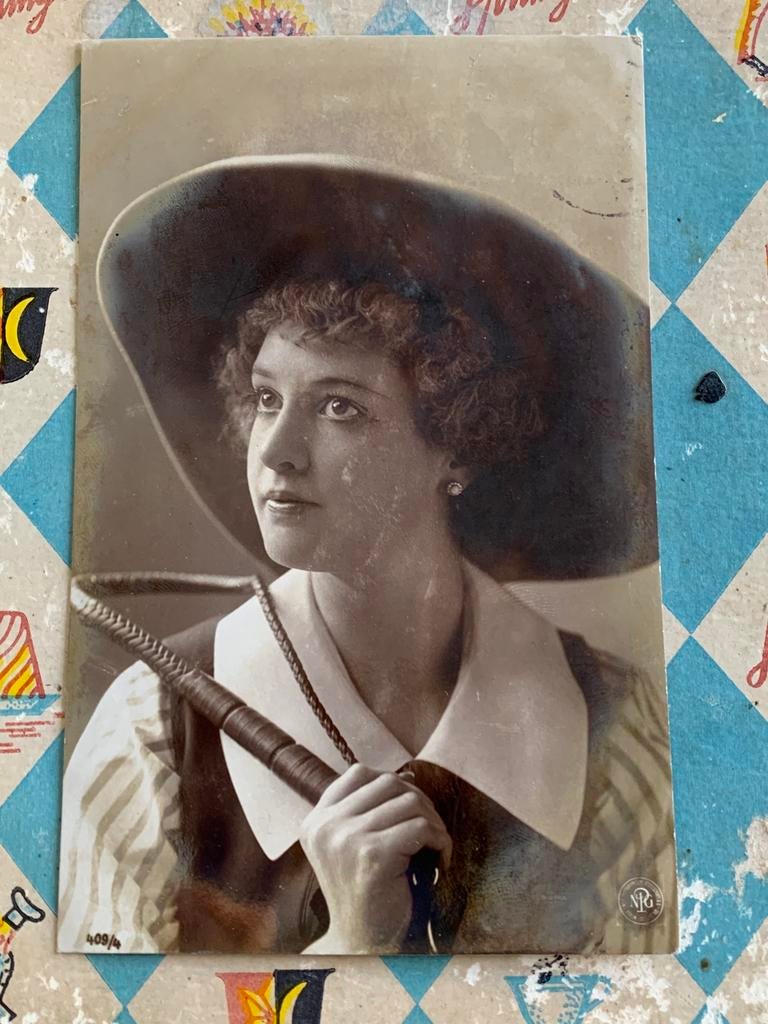 Dame met hoed en zweep (RR), Ophalen of Verzenden, Voor 1920, Gelopen, Overige thema's