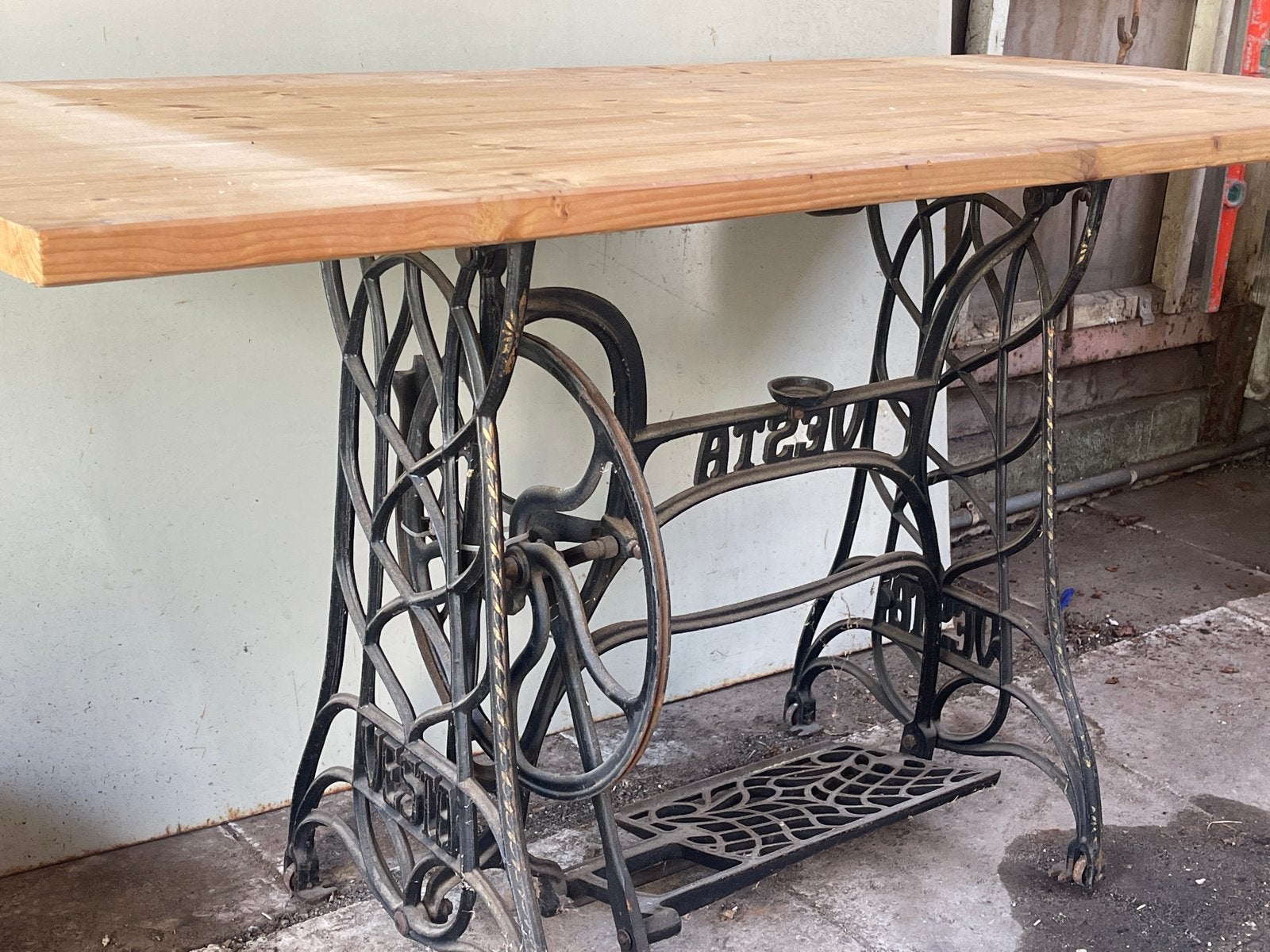 Antieke Vesta naaimachine onderstel met houten blad, Ophalen
