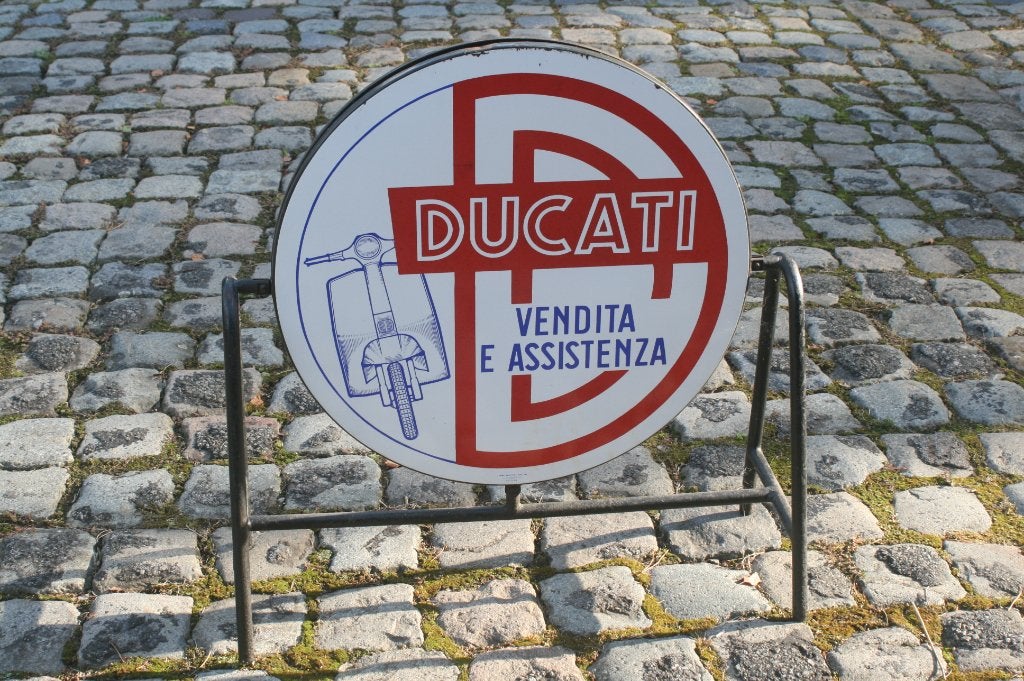 2 emailleborden van ducati + standaard display (jaren 50), Ophalen, Zo goed als nieuw, Reclamebord