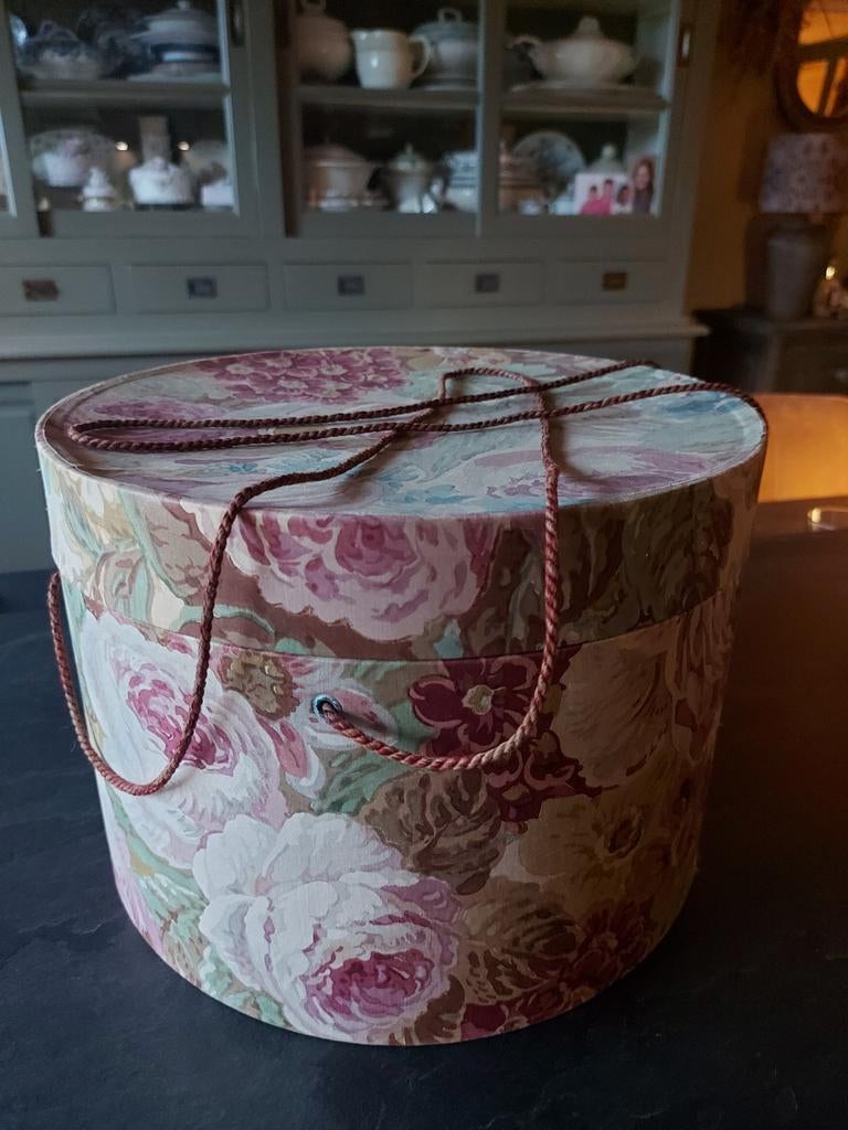Decoratieve ronde hoedendoos met bloemenprint, Huis en Inrichting, Overige materialen, Minder dan 50 cm, Gebruikt, Minder dan 50 cm