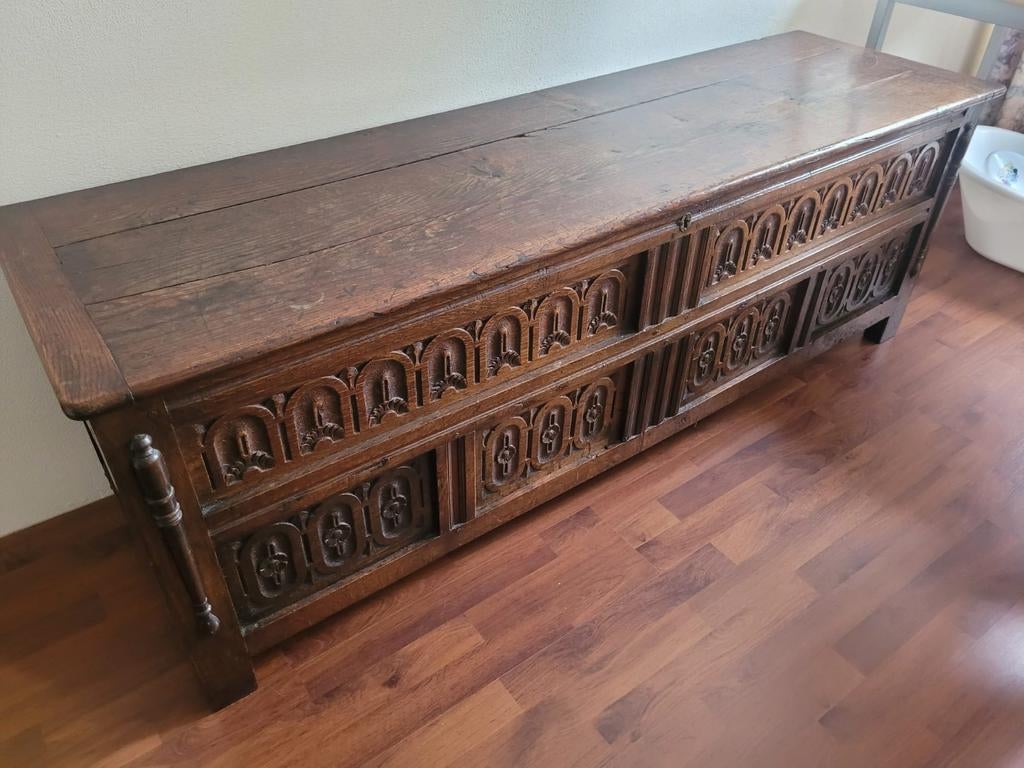 Antieke dekenkist van eikenhout met houtsnijwerk, Ophalen of Verzenden