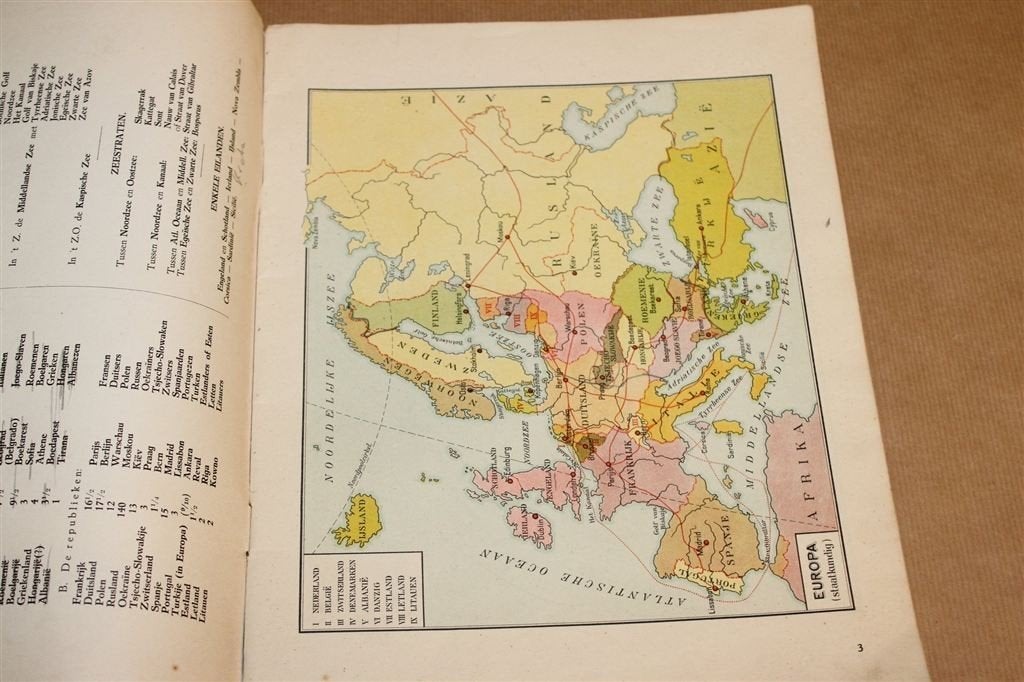 De Landen der Wereld — Aardrijkskunde & Kaarten Antiek 1939, Boeken, Gelezen, Ophalen of Verzenden, Landkaart, 1800 tot 2000