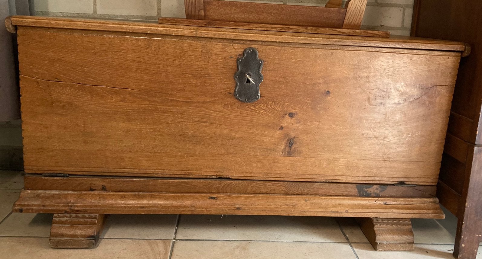 Robuuste houten dekenkist met voorklep en slot, Ophalen, 50 – 75, Gebruikt, Eikenhout