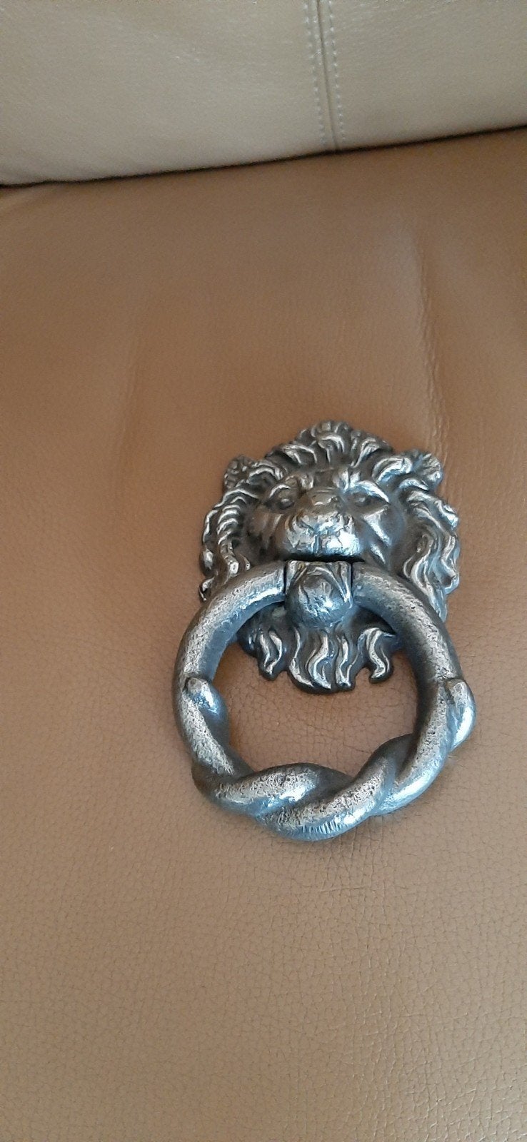 Zware deurklopper met leeuwenkop, Ophalen
