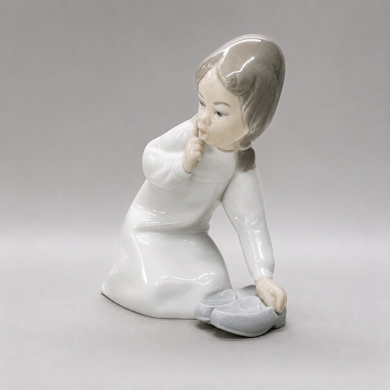 Lladró 4523 Little Girl with Slippers – Retired – 14 cm, Ophalen of Verzenden, Zo goed als nieuw, Mens