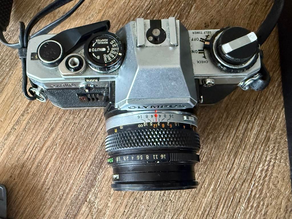 Olympus OM 10 met 4 lenzen, flitsers en toebehoren in koffer, Audio, Tv en Foto, Fotocamera's Analoog, Ophalen of Verzenden, Gebruikt