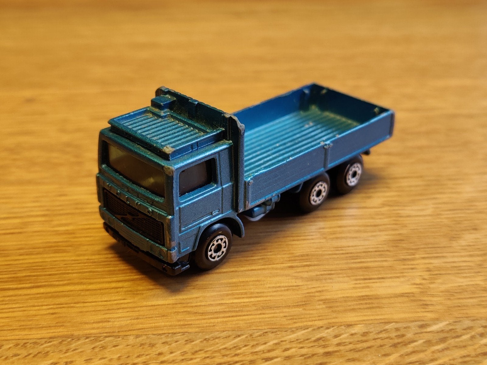 Matchbox Volvo Truck BLAUW, Ophalen, Zo goed als nieuw, Bus of Vrachtwagen