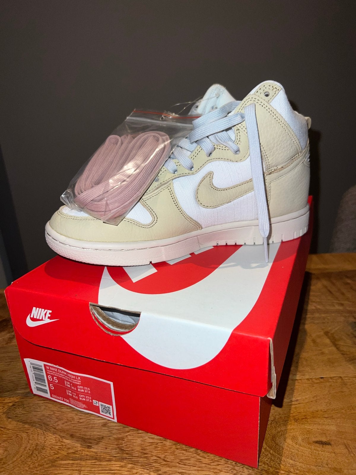 Nike Dunk High LX - Nieuw in doos, Kleding | Dames, Ophalen of Verzenden, Nieuw, Beige, Sneakers of Gympen