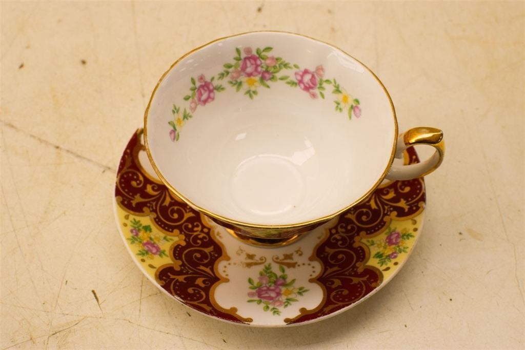 Queens China porseleinen kop en schotel 49033, Gebruikt, Ophalen of Verzenden, Bord(en), Overige stijlen