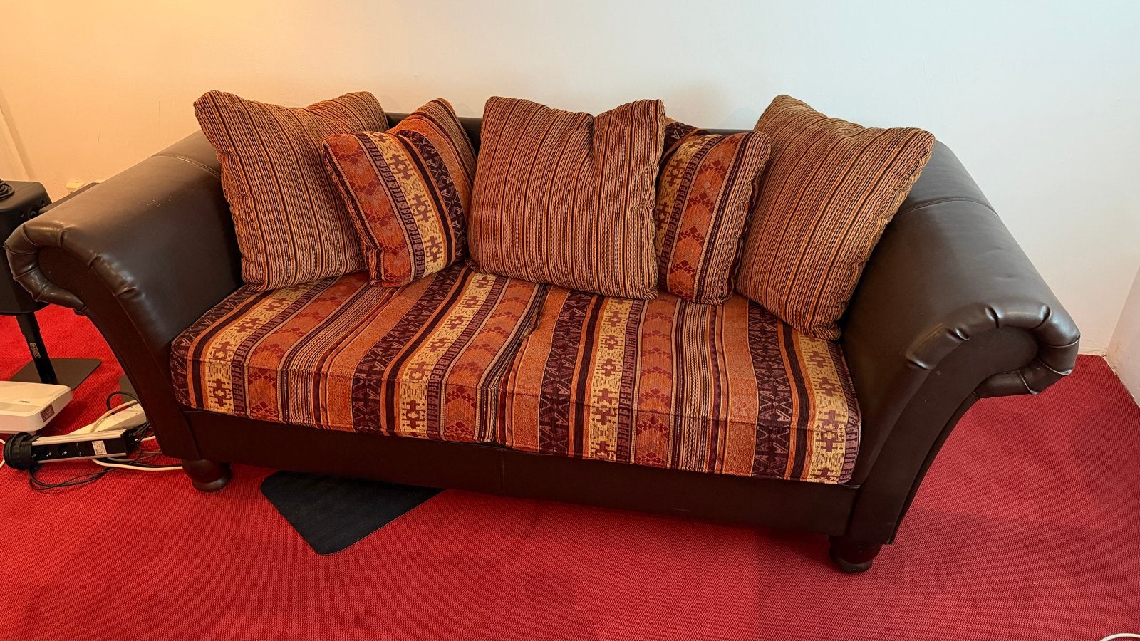 Gratis! Donkerbruine loungebank met stoffen kussens, Ophalen, Gebruikt, Driepersoons, Rechte bank