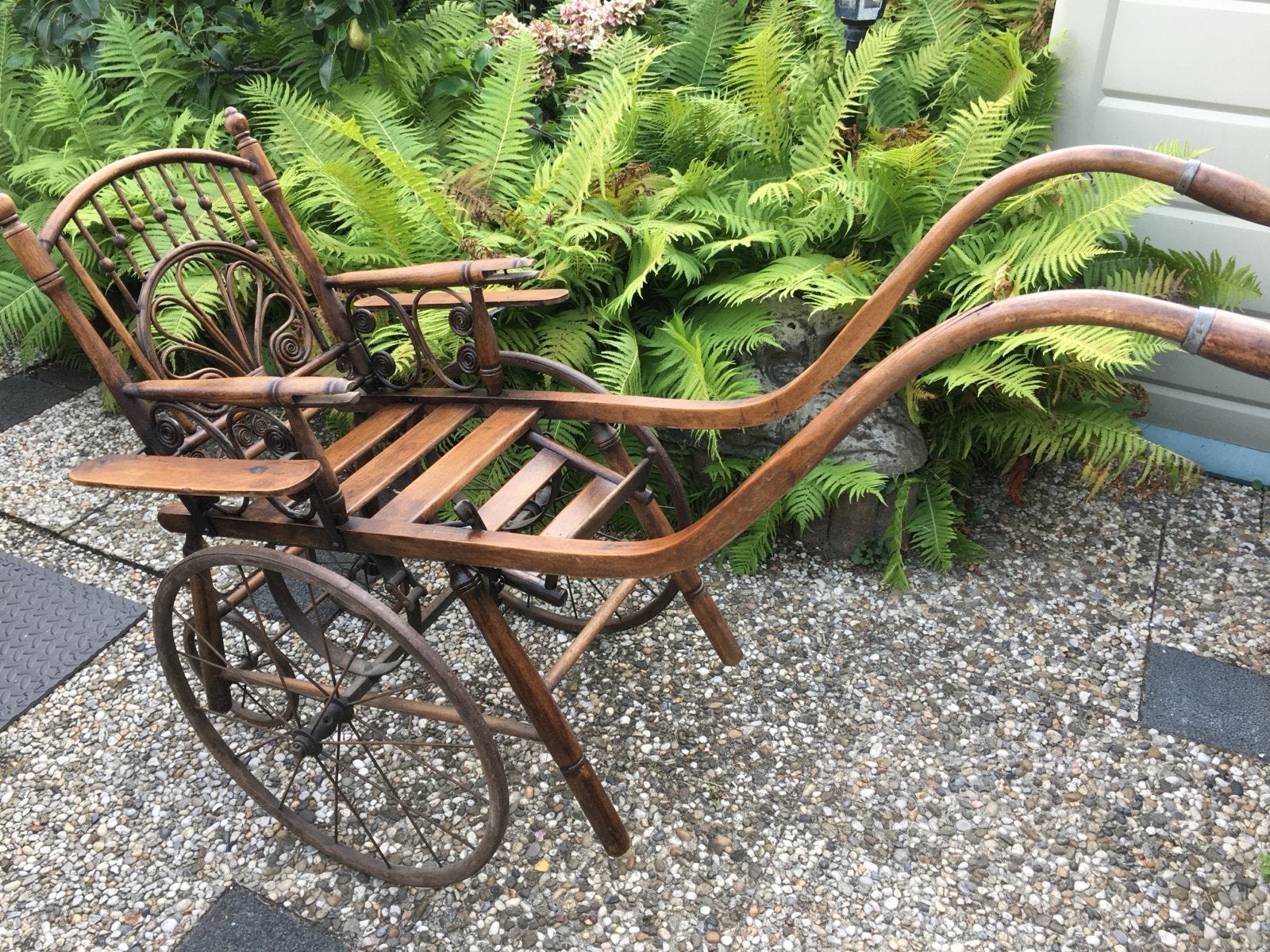 Antieke houten wandelwagen, Ophalen