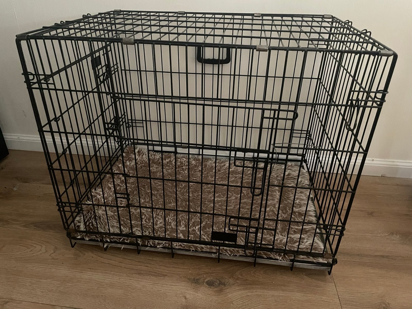 Nette geote zwarte metalen bench met kleed, Ophalen, Zo goed als nieuw