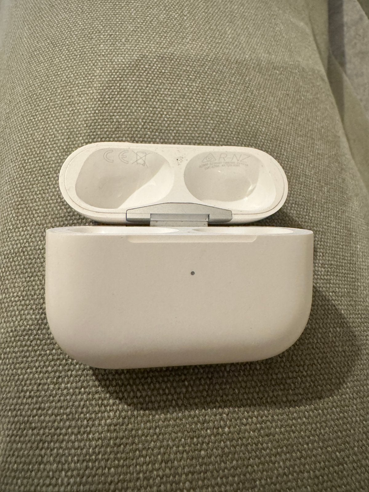 AirPods Pro 2 Oplaadcase (A2968) - Magsafe + USB-C, Draadloos opladen, Ophalen of Verzenden, Zo goed als nieuw, Apple