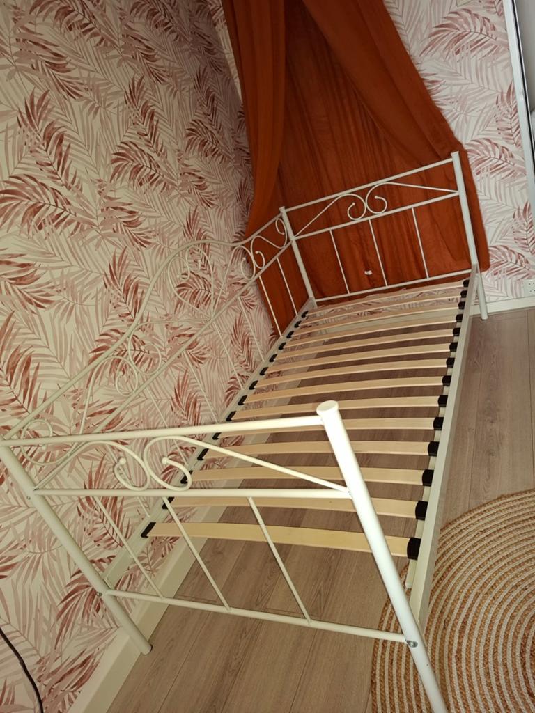 Mooi metalen eenpersoonsbedframe met lattenbodem, Ophalen, Gebruikt, Eenpersoons, Wit