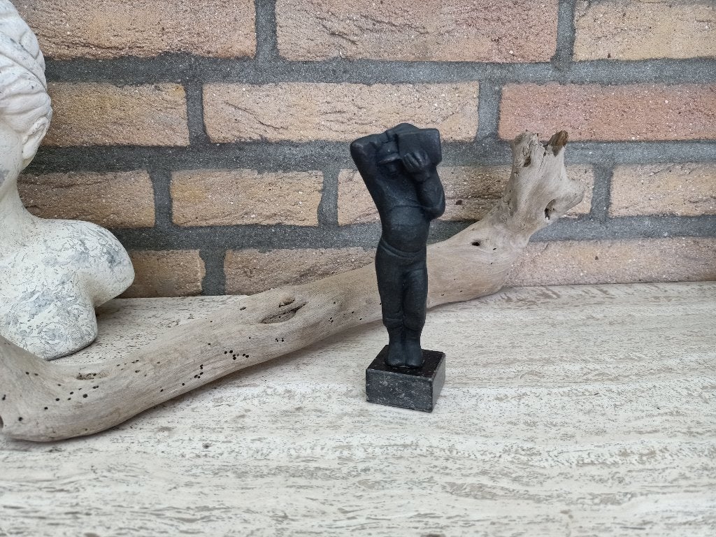 bronzen beeldje Marlies Noordkamp "de opperman steendrager", Ophalen of Verzenden, Zo goed als nieuw, Mens