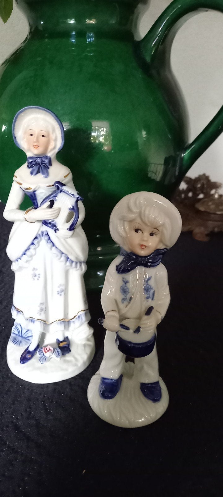 2 blauwe decoratieve beeldjes  muziekmakend, Antiek en Kunst, Ophalen of Verzenden