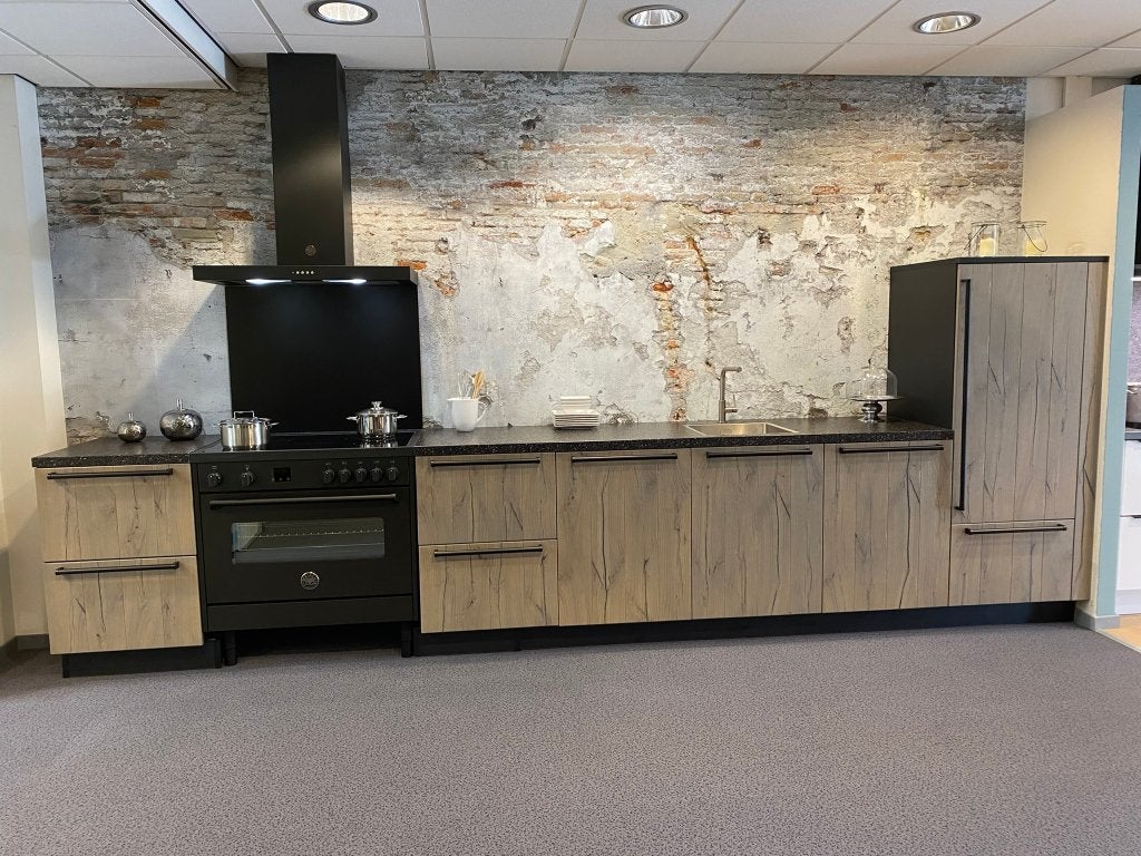Keukenopstelling recht met vrijstaand inductie fornuis, Huis en Inrichting, Keuken | Complete keukens, Bruin, Nieuw, Enkelwandige keuken