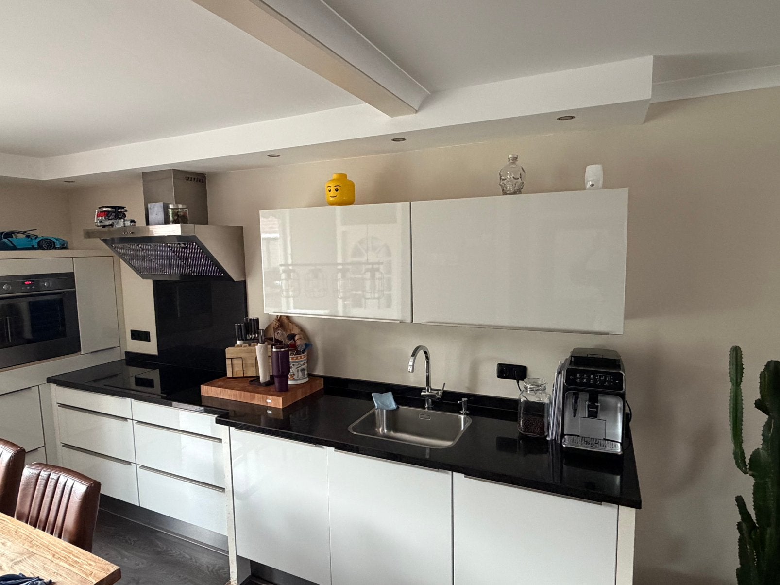 Nette keuken met natuursteenblad en apparatuur, Ophalen, Gebruikt, Wit, Hoekkeuken