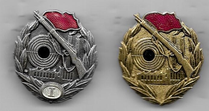 LEGER MILITARIA BROCHE SPELDEN GEWEREN ZEER ZWAAR D.D.R., Verzamelen, Speldjes, Pins en Buttons, Ophalen of Verzenden, Gebruikt