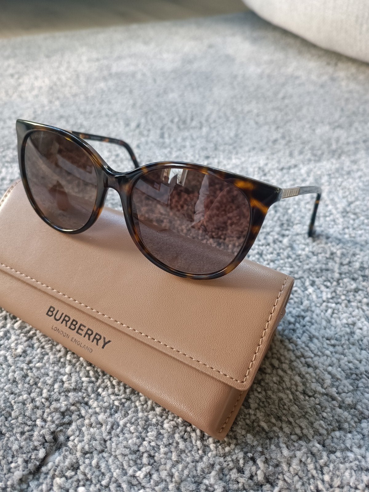 Burberry Zonnebril B4393 - Stijlvol en Zo Goed als Nieuw, Overige merken, Zonnebril, Bruin, Ophalen of Verzenden