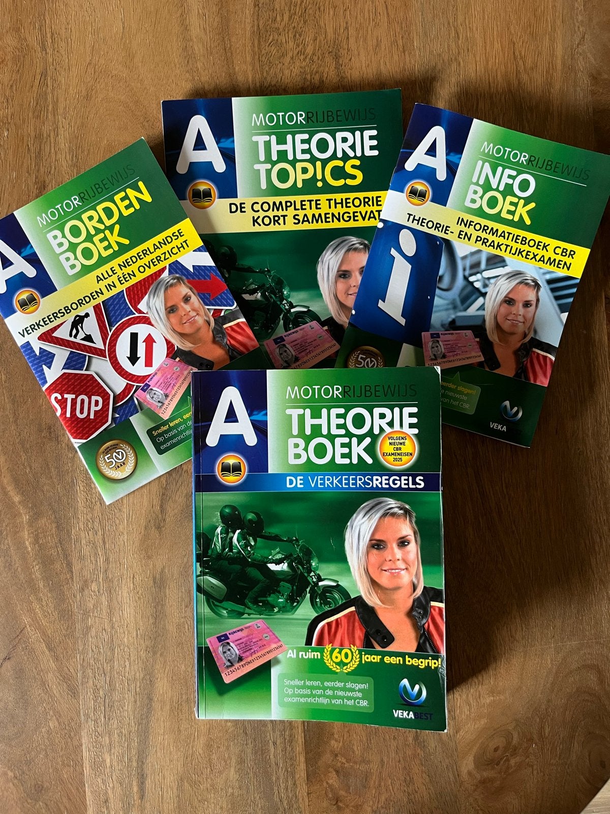 Motor Theorieboek VekaBest Editie button 2025, Ophalen of Verzenden, Zo goed als nieuw