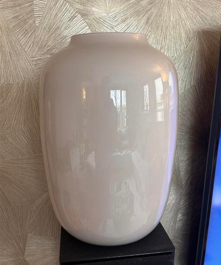 Mooie vaas, Vase the world ivory maat M, Huis en Inrichting, Woonaccessoires | Vazen, Ophalen, Overige kleuren, Minder dan 50 cm