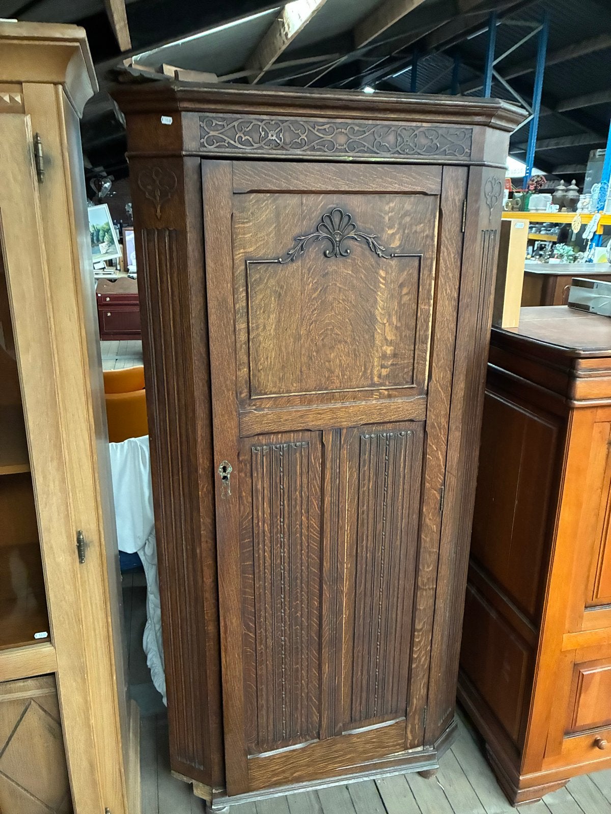 Eiken Hoekgarderobe met Snijwerk, Ophalen, Gebruikt