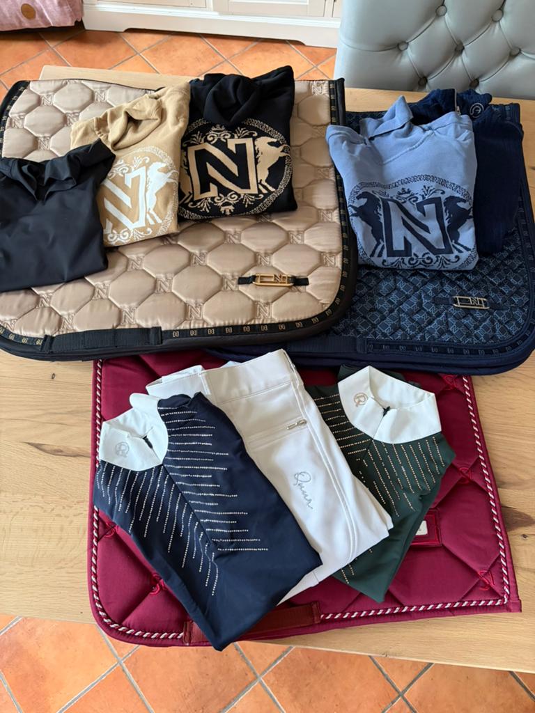 Nikkie trainings coltrui beige en blauw maat 32  ZGAN, Kinderen, Overige soorten, Ophalen of Verzenden, Zo goed als nieuw