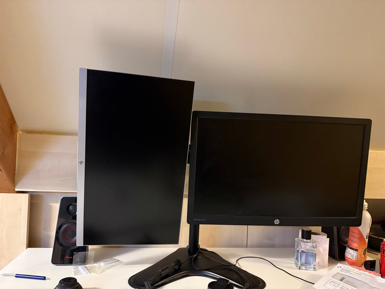 Twee HP monitoren met monitorstandaard, Computers en Software, Ophalen of Verzenden, Gebruikt, In hoogte verstelbaar