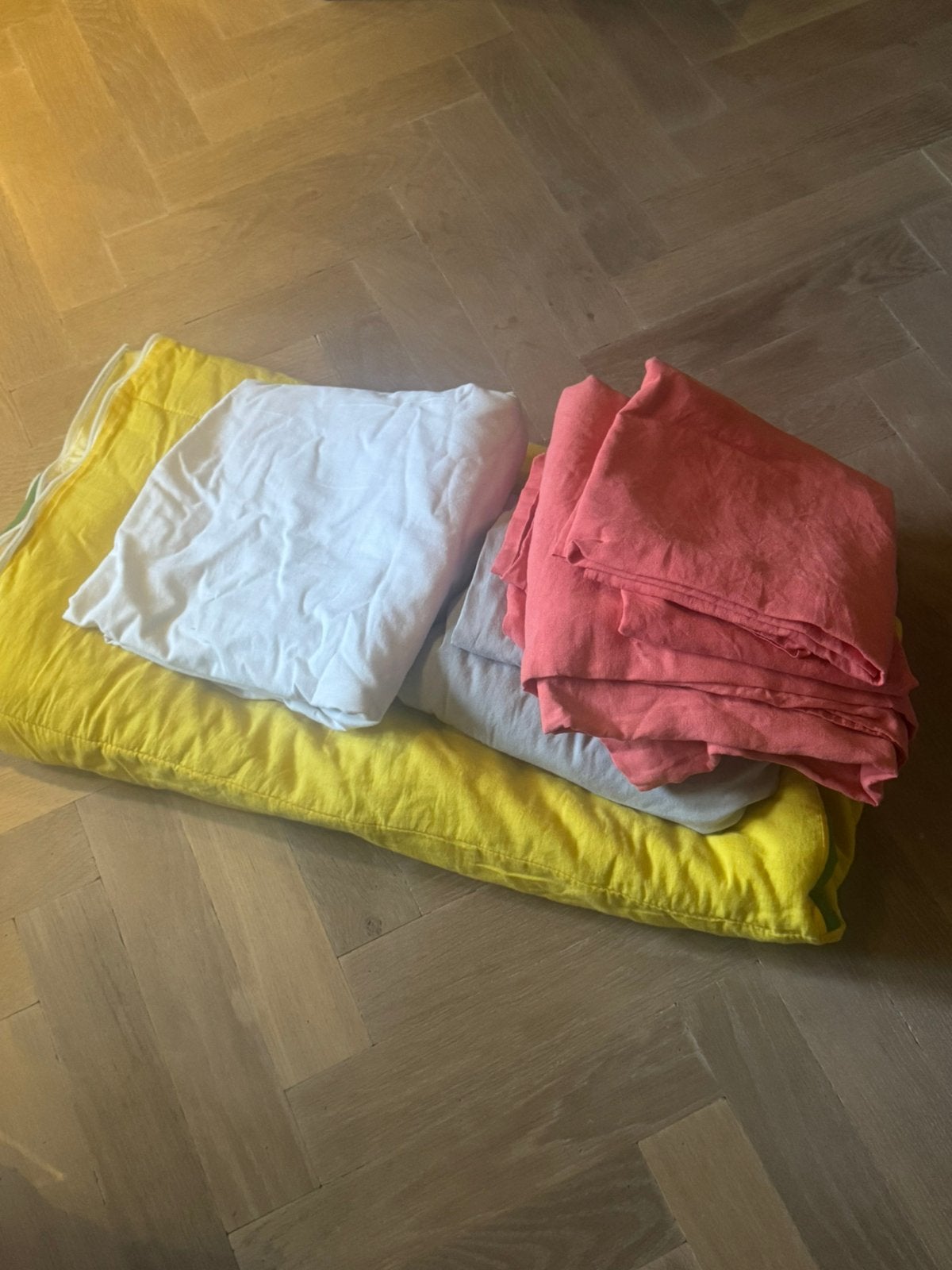 Gratis afhalen Stapel bedden goed, 2 persoons + slaapzak, Ophalen, Jongetje of Meisje, Wit, Dekbedovertrek