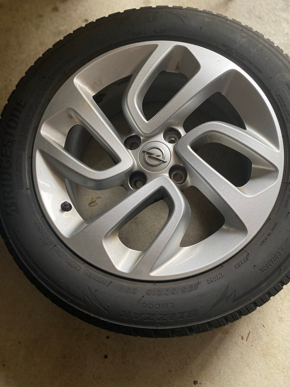 4 zilver kleurige licht metalen velgen incl banden, Auto-onderdelen, Ophalen, Gebruikt, 16 inch, Banden en Velgen