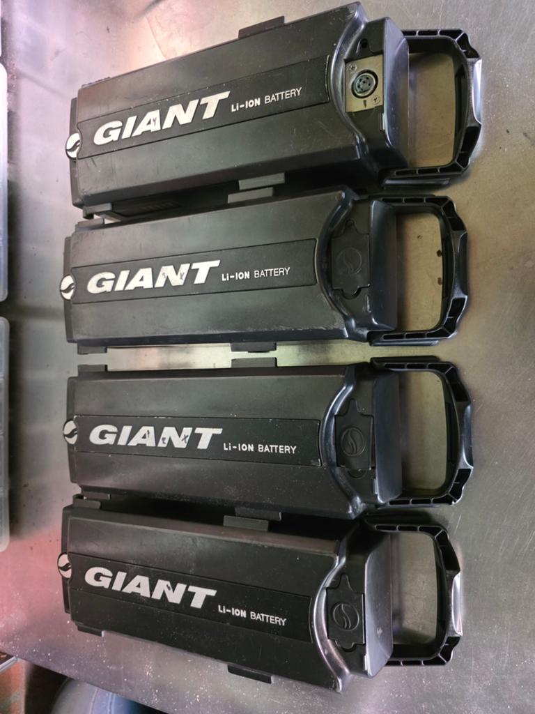 4 Giant Twist Double Go accu's met 2 opladers, Ophalen of Verzenden, Gebruikt