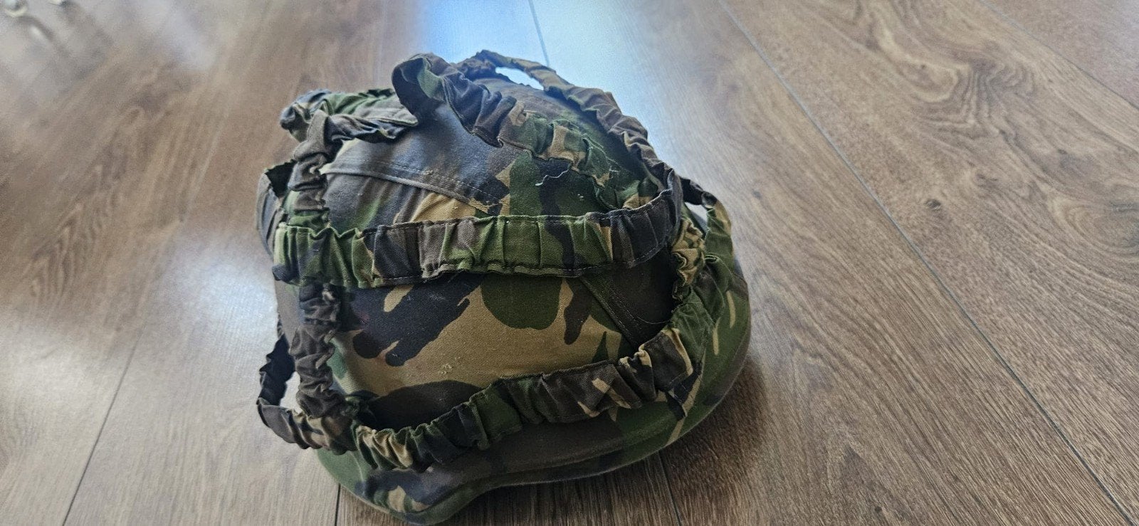 Militair gevechtshelm met camouflagehoes, Ophalen, Landmacht, Overige gebieden, Helm of Baret