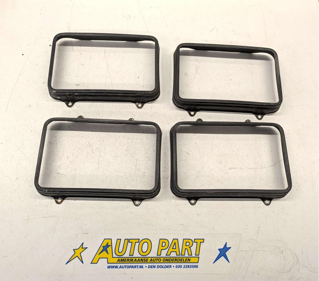 Chevrolet Camaro koplamprand zwart 1982-1992, Auto-onderdelen, Gebruikt, Info@gm.com, Buick, Ophalen of Verzenden