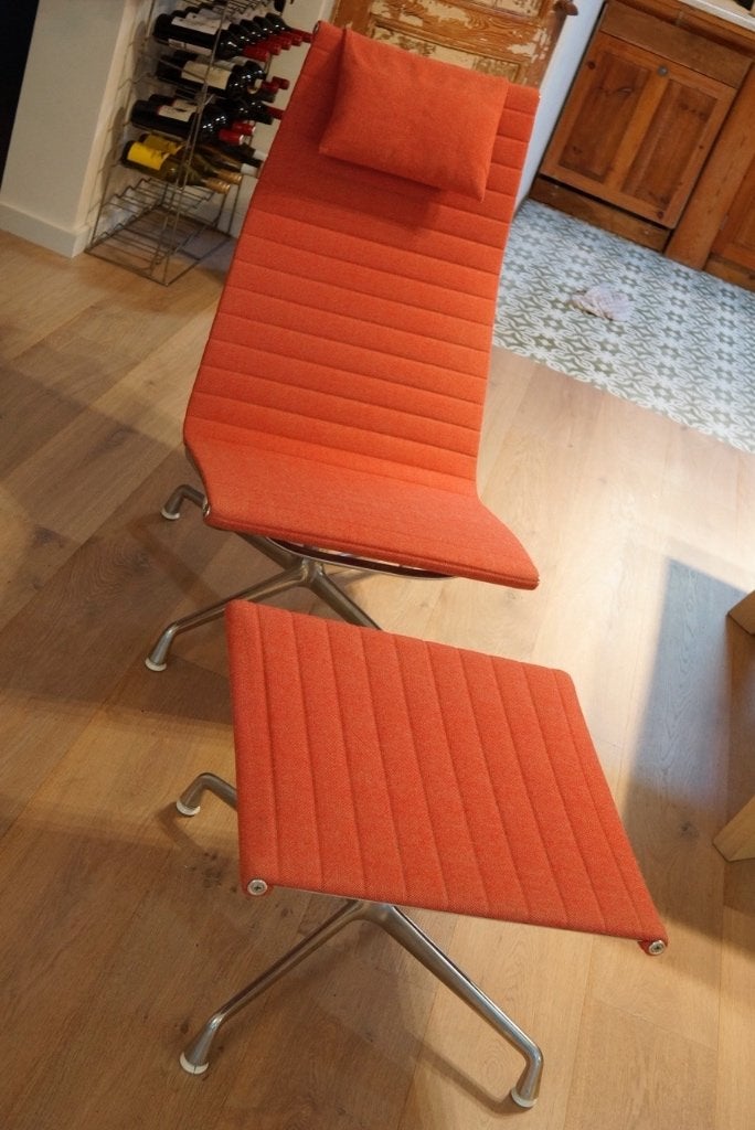 Eames ligstoel met hocker Koraal hopsack in nieuwstaat, Ophalen, Zo goed als nieuw, Stof, Eén