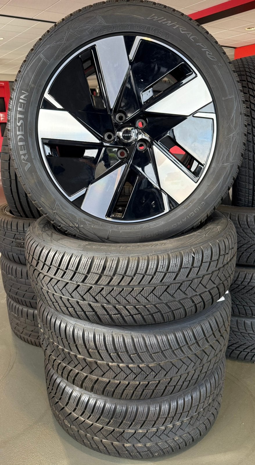 Volvo EX40 / XC40 winterset origineel, 19 inch, Banden en Velgen, Nieuw, 235 mm